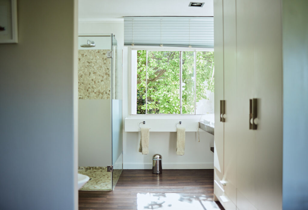 Awaria hydrauliczna – dlaczego nie warto zwlekać z wezwaniem fachowca? 1 empty bathroom interior and architecture in home 2025 04 06 08 24 53 utc Easy Resize.com